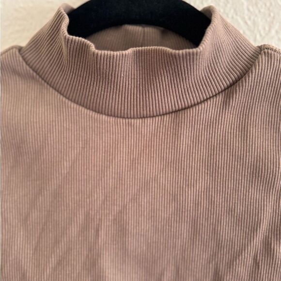 Everlane Tan Sleeveless Crop Tank Top - Picture 2 of 4